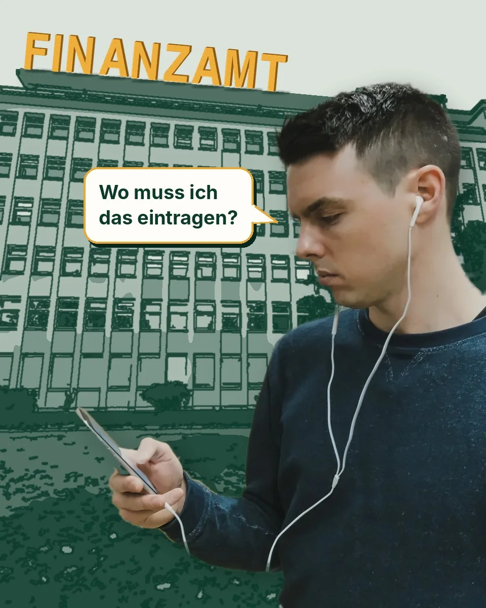 Junger Creator vor dem Finanzamt schaut auf sein Smartphone.